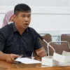 Ketua Badan Pemenangan Pemilu atau Bapilu DPC PDIP Kota Cirebon Cicip Awaludin menerangkan suasana setelah Nashrudin Azis ke PDIP. --FOTO: ANDI AZIS/RADAR CIREBON