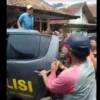 Istri kepala desa di Kuningan ketahuan selingkuh, suasana saat pelaku berinisial T diamankan oleh kepolisian dari amukan warga. -Ist/Tangkapan Layar-radarcirebon.com