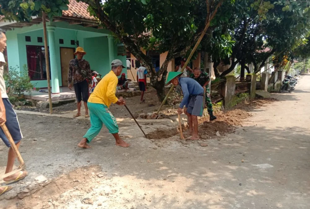 Babinsa Simpayjaya Bantu Pemasangan Pipanisasi