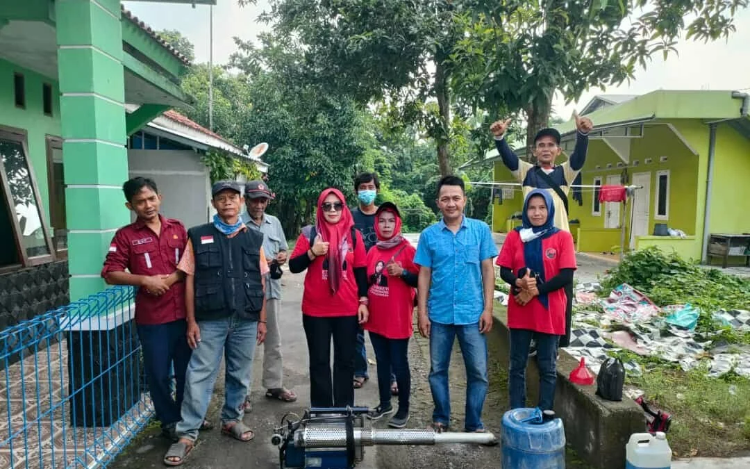 Bakal calon legislatif (Bacaleg) dari PDIP Eti Rohaeti menanggung secara penuh risiko pengasapan atau fogging di desa Bongas Wetan kecamatan Sumberjaya seiring munculnya dua orang warga setempat terjangkit DBD