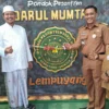 Camat Anjatan Rory Firmansyah SSTP MSi bersama KH Komaruddin SAg saat meresmikan Pondok Pesantren Darul Mumtaz