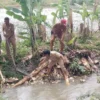 Camat Patrol Rusyad Nurdin bersama pegawainya membersihkan sampah yang menumpuk di Kali Pembuang Bugel