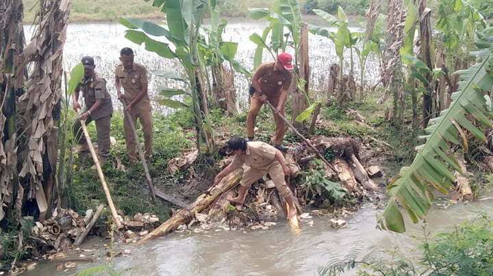 Camat Patrol Rusyad Nurdin bersama pegawainya membersihkan sampah yang menumpuk di Kali Pembuang Bugel