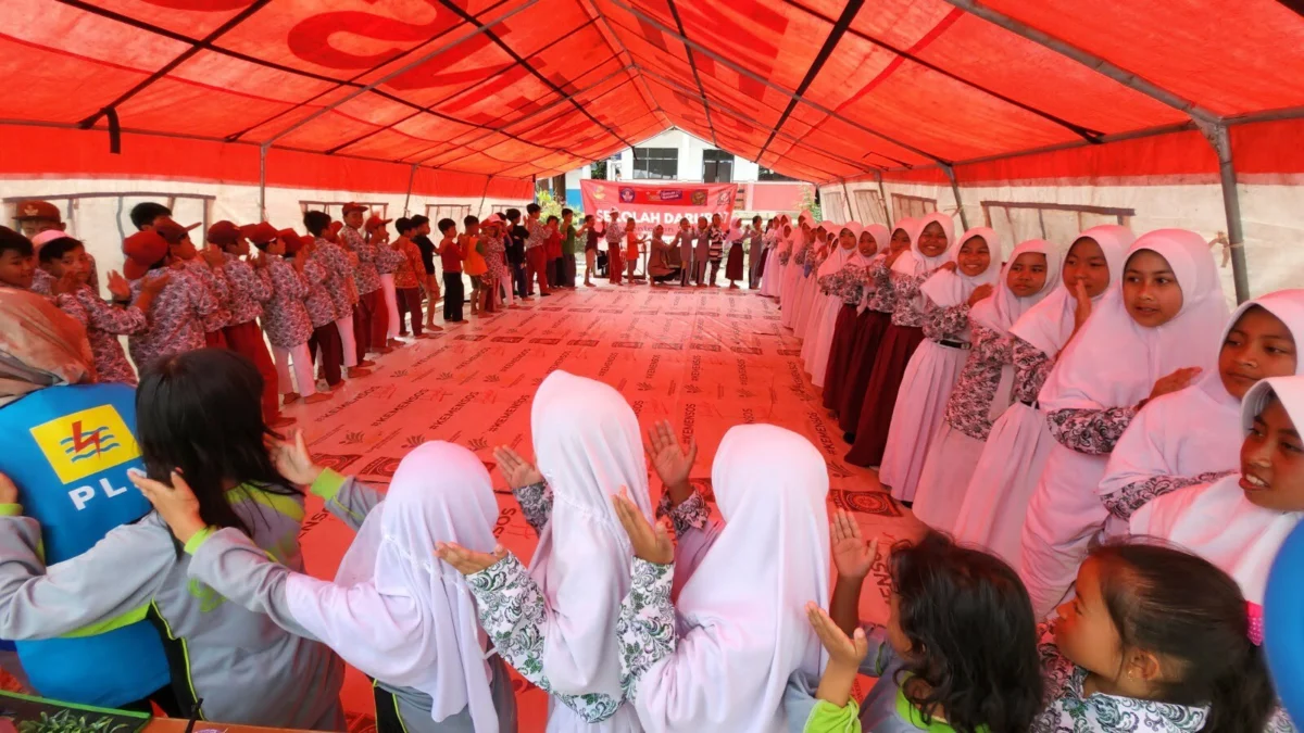 Berbagi Kebahagiaan dengan Anak-anak Penyintas Gempa Cianjur, Pegawai PLN Mengajar di Sekolah Darurat