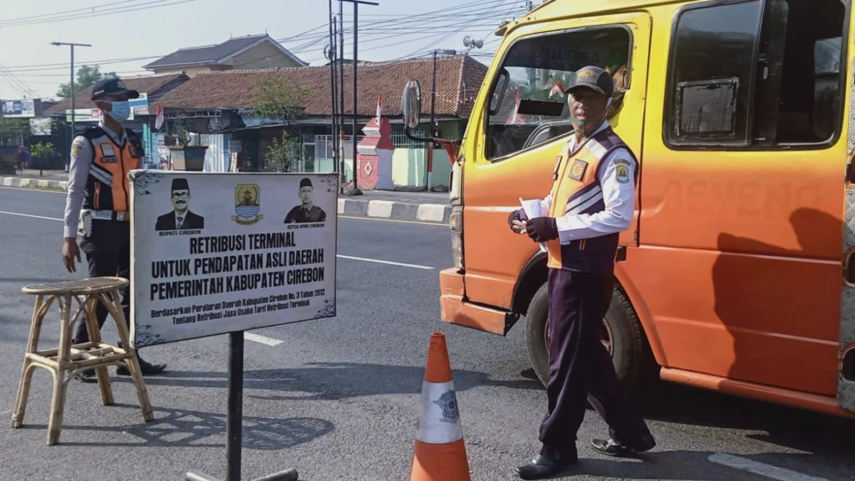 Petugas Dishub sedang menagih uang iuran atau retribusi. --FOTO: CECEPNACEPI/RADARCIREBON