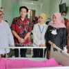 Bupati Cirebon Drs H Imron MAg didampingi Kepala DPPKBP3A Kabupaten Cirebon, Hj Eni Suhaeni SKM MKes melihat kondisi peserta Akseptor KB MOW di RS Sumber Waras