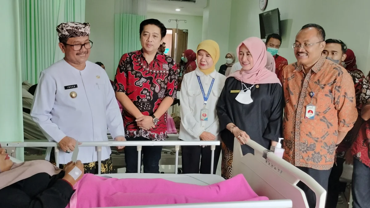 Bupati Cirebon Drs H Imron MAg didampingi Kepala DPPKBP3A Kabupaten Cirebon, Hj Eni Suhaeni SKM MKes melihat kondisi peserta Akseptor KB MOW di RS Sumber Waras