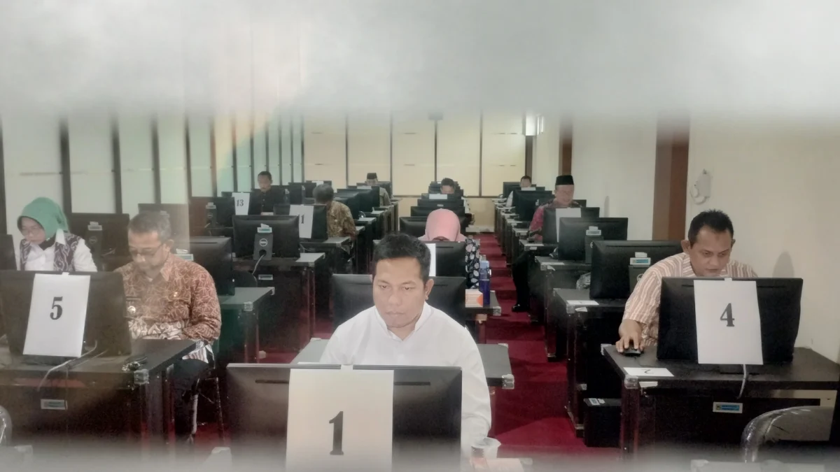 Peserta open bidding mengikuti tahapan pembuatan makalah di aula BKPSDM Jumat 20 Januari 2023