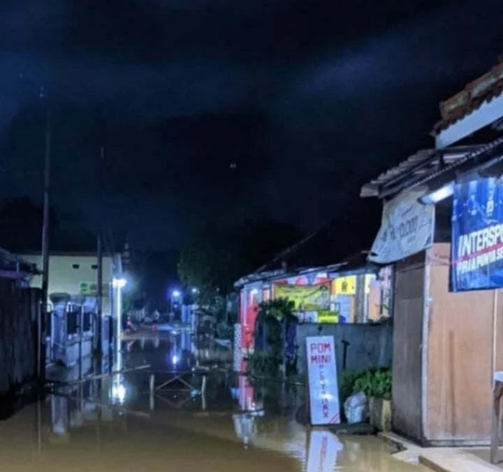 Warga Kampung Jombol Desa dan Kecamatan Dawuan Siaga 1 menyusul terjadinya banjir akibat hujan deras selama tiga jam lebih yang mengguyur wilayah tersebut