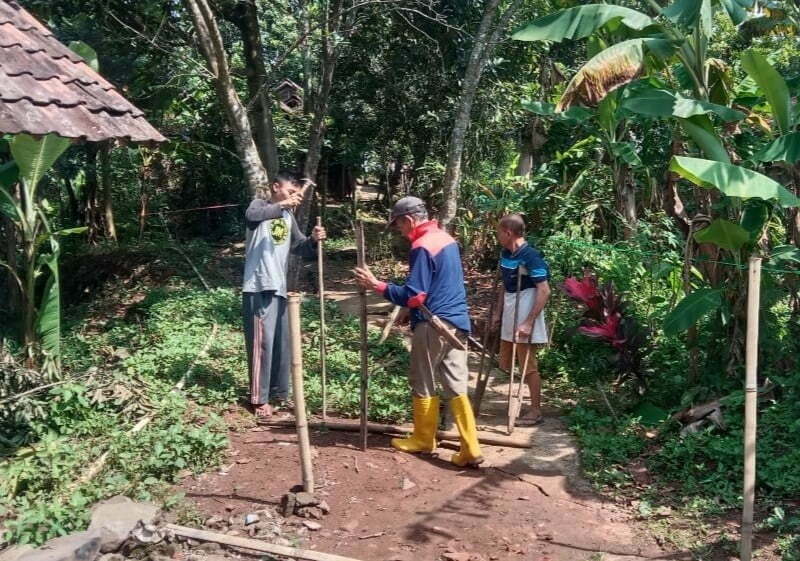 warga terpaksa menutup akses jalan dengan memasang pagar bambu di sekitar lokasi abrasi.