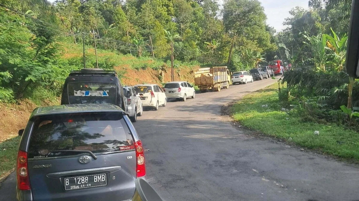 Di beberapa titik terdapat sejumlah jalan yang kerusakannya cukup parah, sehingga menyebabkan antrean kendaraan yang menuju Majalengka maupun sebaliknya