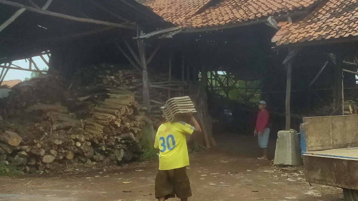 Industri pembuatan genteng dan bata merah di Kabupaten Majalengka masih bertahan, di tengah kepungan industri genteng modern dan hebel