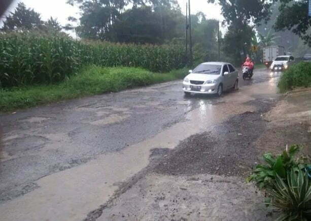 Kondisi jalan dari Maja menuju wilayah Selatan Majalengka menjadi topik pembahasan yang cukup ramai di media sosial