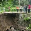 Longsor, Jalan di Kabupaten Kuningan Ini Tidak Bisa Dilalui Kendaraan karena Nyaris Putus