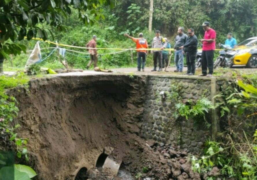 Longsor, Jalan di Kabupaten Kuningan Ini Tidak Bisa Dilalui Kendaraan karena Nyaris Putus