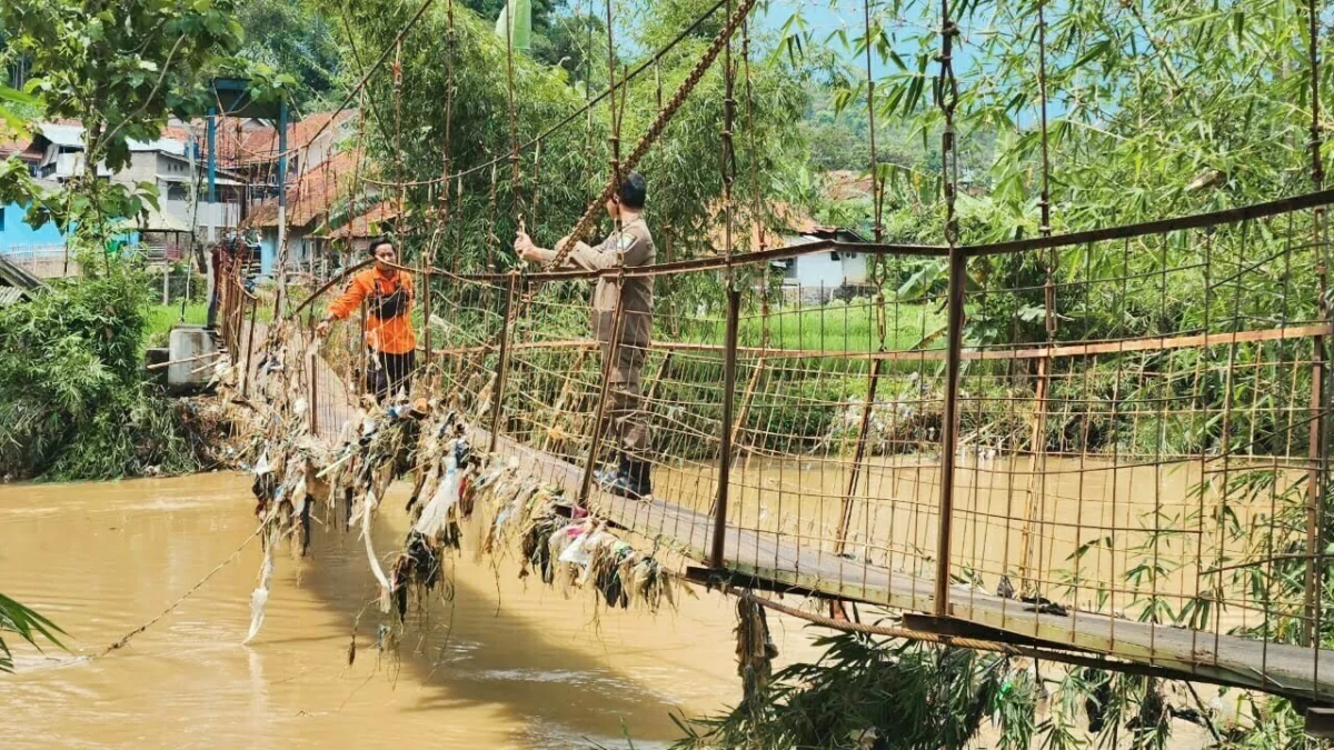 Kondisi jembatan sudah bisa dilalui oleh pejalan kaki. Rabu (11/1)