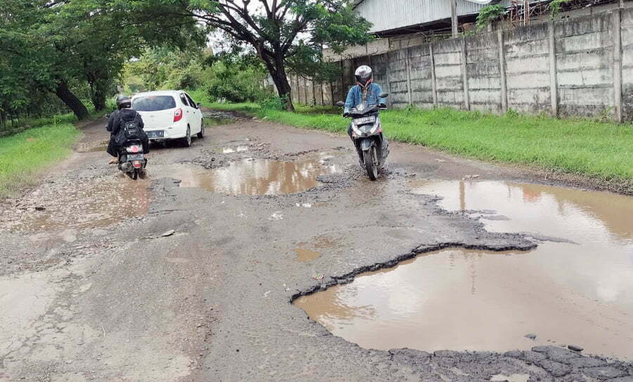 Jalan Rusak karena Banjir, dan Dilalui Kendaraan Berat