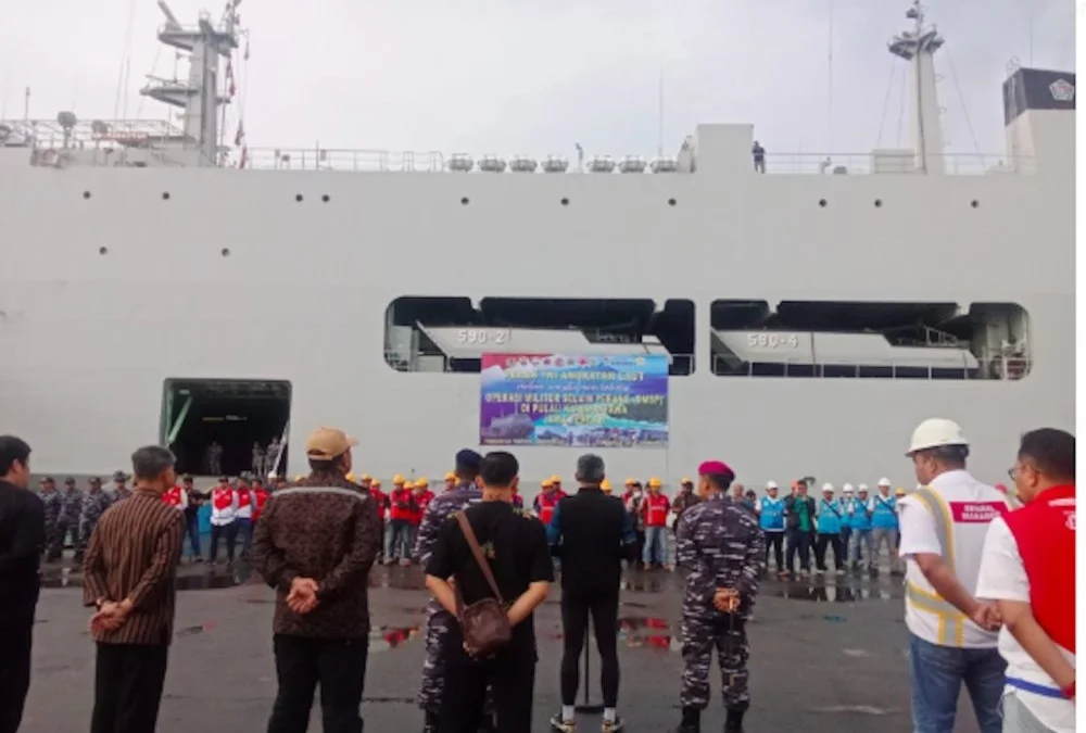 Kapal Perang Kirim Logistik ke Karimun Jawa