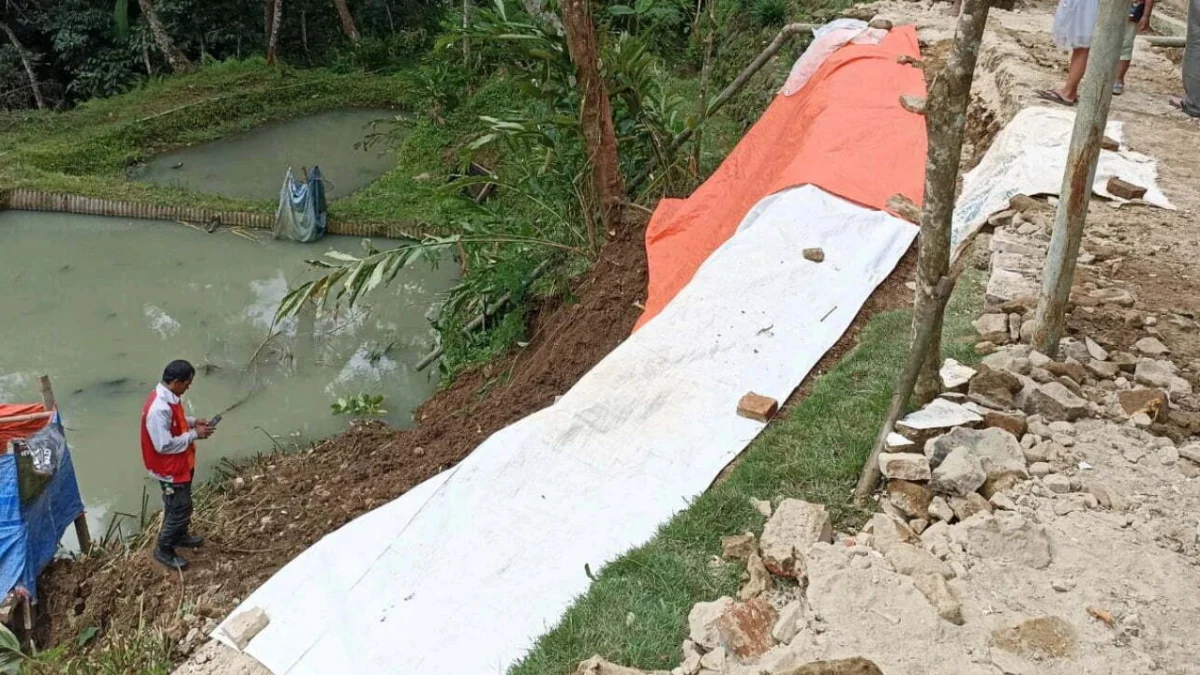 Longsor di Desa Cimenga dan Garajati Kabupaten Kuningan, Jalan Desa Putus