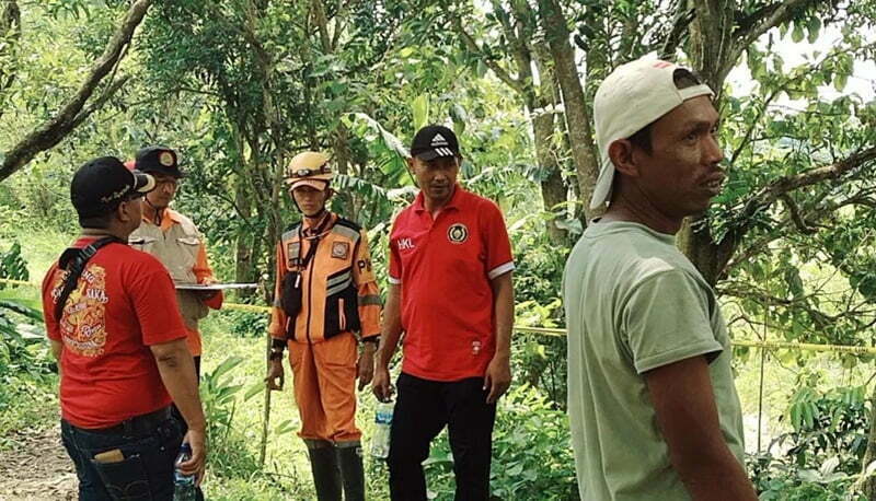 Pemdes Bangodua bersama anggota BPBD Kabupaten Indramayu meninjau lokasi tanggul Sungai Cimanuk yang ambles Blok Pulo Cangak Desa Bangodua