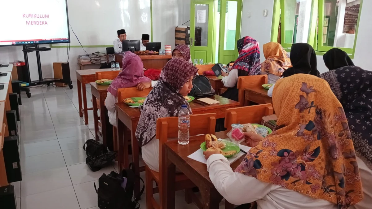 Guru Raudhatul Athfal (RA) mengikuti pelatihan Kurikulum Merdeka yang dilaksanakan di Aula PC IGRA Panyingkiran