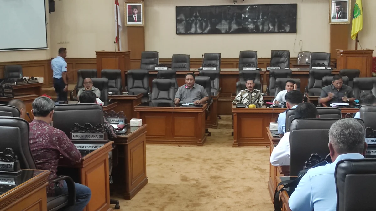 DPRD Kabupaten Majalengka melaksanakan Rapat Dengar Pendapat (RDP) dengan para pihak terkait persoalan tanah di Gedung Paripurna