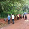 Masyarakat dan unsur muspika, baik dari koramil, polsek serta Pemerintahan Desa Margajaya langsung melakukan pembersihan material yang menutupi jalan.