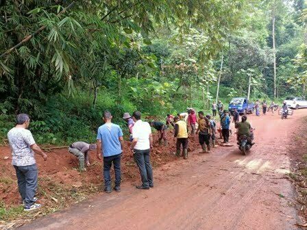 Masyarakat dan unsur muspika, baik dari koramil, polsek serta Pemerintahan Desa Margajaya langsung melakukan pembersihan material yang menutupi jalan.