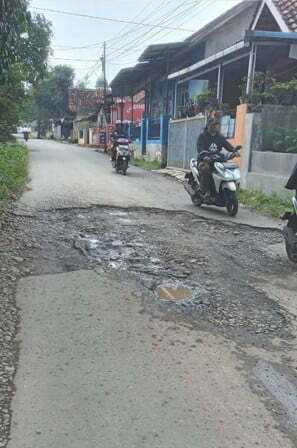 BERBAHAYA:  Sejumlah jalan di Kecamatan Kasokandel, di antaranya di jalan penghubung Desa Tarikolot Leuwikidang kondisinya cukup parah