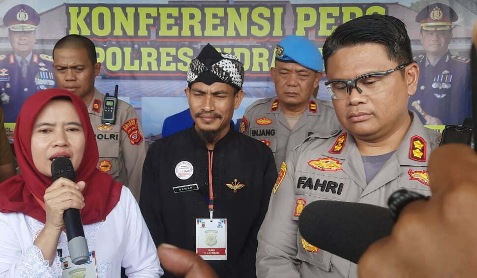 Sekertaris Disdikbud Kabupaten Indramayu Erni Heriningsih MPd saat mengikuti ekspose dengan Kapolres Indramayu AKBP Fahri Siregar