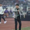 Shin Tae yong dalam leg kedua timnas lawan Vietnam.