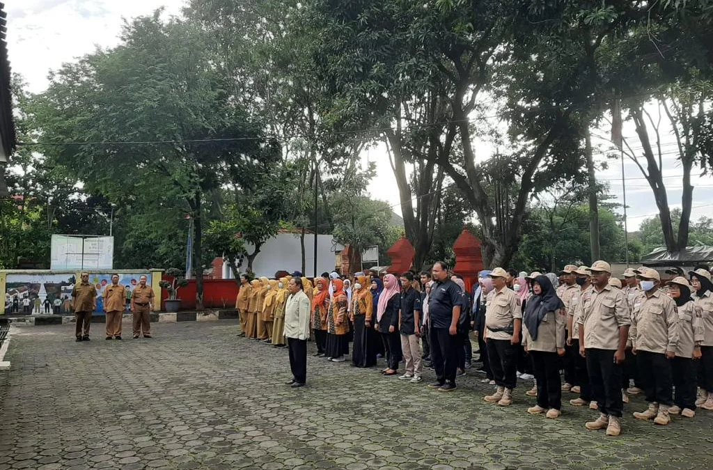 APEL: Hari pertama kerja di tahun 2023, Dinas Sosial (Dinsos) Kota Cirebon menggelar apel pagi dan dilanjutkan dengan briefing evaluasi program tahun 2022 dan rencana kerja di tahun 2023 mendatang, Senin (2/1/2023). Abdullah/ Radar Cirebon