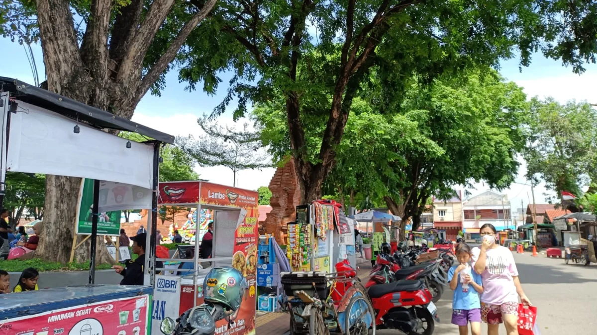 PKL di Kota Cirebon yang berjualan rokok. --FOTO: SENO DWI P/RADAR CIREBON