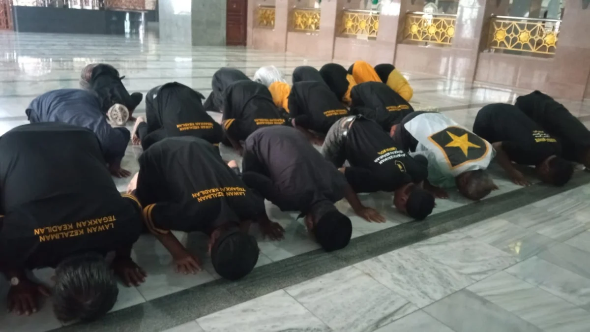 Kader Partai Ummat Kota Cirebon sujud syukur karena lolos verifikasi faktual 100 persen. KHOIRUL ANWARUDIN/RADAR CIREBON