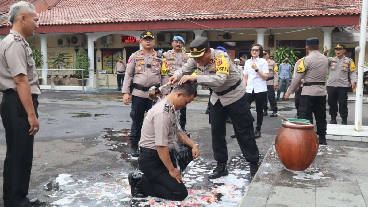 Perwira yang naik pangkat dimandikan oleh atasannya. FOTO: JERREL ZEFANYA/RADAR CIREBON