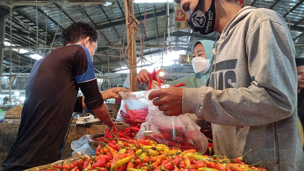 Salah satu komoditas penyumbang inflasi di Kota Cirebon pada Desmeber 2022 adalah kelompok makanan. SENO DWI P/RADAR CIREBON