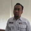 APRESIASI: Camat Harjamukti, R Yuki Maulana mengapresiasi upaya Dinsos Kota Cirebon yang memberikan bantuan bagi warga yang rumahnya ambruk. --FOTO: ABDULAH/RADAR CIREBON