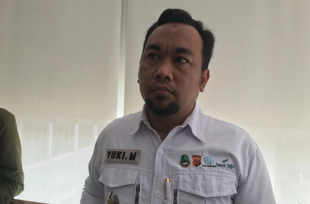 APRESIASI: Camat Harjamukti, R Yuki Maulana mengapresiasi upaya Dinsos Kota Cirebon yang memberikan bantuan bagi warga yang rumahnya ambruk. --FOTO: ABDULAH/RADAR CIREBON