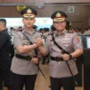 AKBP Dr M Fahri Siregar SH SIK MH salam komando dengan AKBP Ariek Indra Sentanu SH SIK MH (kiri). --FOTO: POLRES CIKO