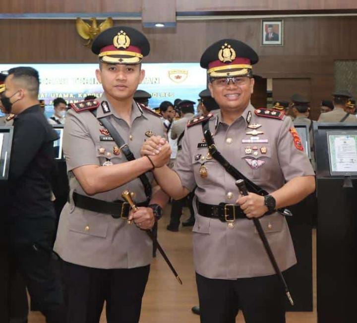 AKBP Dr M Fahri Siregar SH SIK MH salam komando dengan AKBP Ariek Indra Sentanu SH SIK MH (kiri). --FOTO: POLRES CIKO