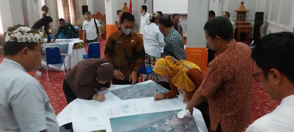 RAMAI-RAMAI TANDATANGAN: Lurah se-Kota Cirebon ramai-ramai tandatangan peta batas wilayah kelurahan di ruang Adipura Balaikota Cirebon, Kamis (5/1/2023). --FOTO: abdullah/radar cirebon