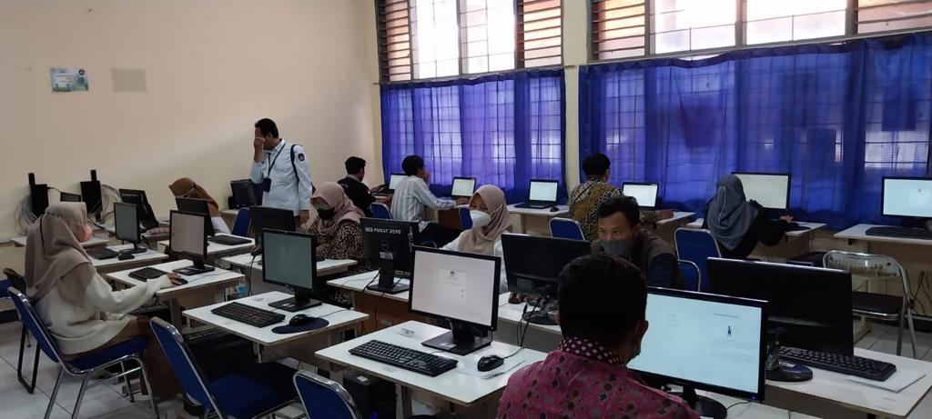 TES CAT: Calon panitia pemungutan suara (PPS) mengikuti tes tertulis (CAT) di SMKN 1 Cirebon selama dua hari (9-10/1/2023). --FOTO: ABDULLAH/RADAR CIREBON