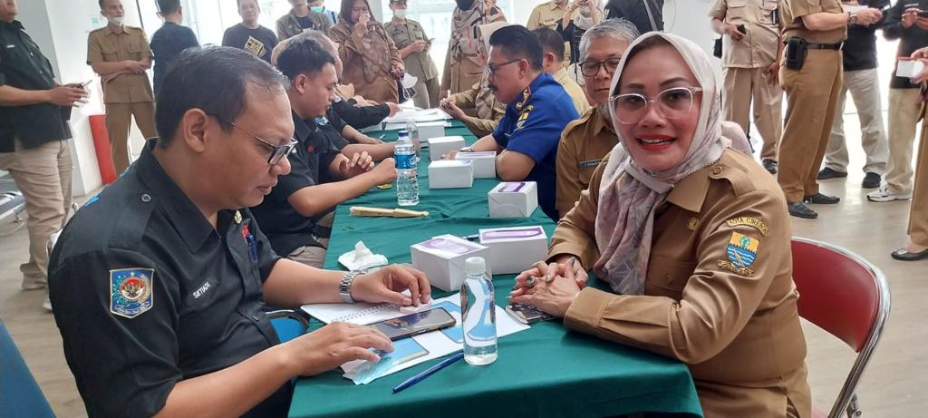 HADIR: Wakil Walikota Cirebon Eti Herawati saat daftar masuk IKD atau Identitas Kependudukan Digital. Untuk IKD Kota Cirebon, resmi launching pada Selasa (10/1/2023). --FOTO: ABDULLAH/RADAR CIREBON