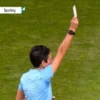 Kartu putih dari saku wasit muncul dalam pertandingan liga kelompok putri di Portugal. Laga tersebut adalah derby antara Sporting Lisbon melawan Benfica