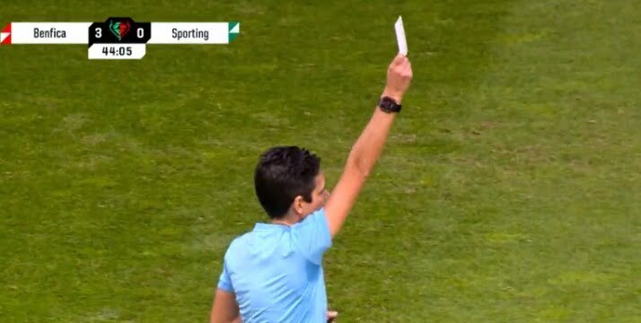 Kartu putih dari saku wasit muncul dalam pertandingan liga kelompok putri di Portugal. Laga tersebut adalah derby antara Sporting Lisbon melawan Benfica