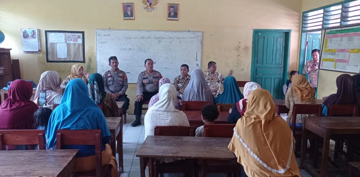 Kapolsek Gebang Kabupaten Cirebon AKP Ahmad Nasori SH memberikan pengarahan kepada orang tua siswa-siswi SDN 1 Dompyong Wetan terkait isu penculikan, Kamis (26/1/2023). --FOTO: ISTIMEWA/RADAR CIREBON