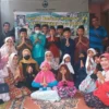 Sedekah Jumat dilakukan Ikatan Keluarga Alumni atau IKA SMPN 6 Cirebon angkatan 686. -FOTO: DEDEN/RADAR CRIEBON