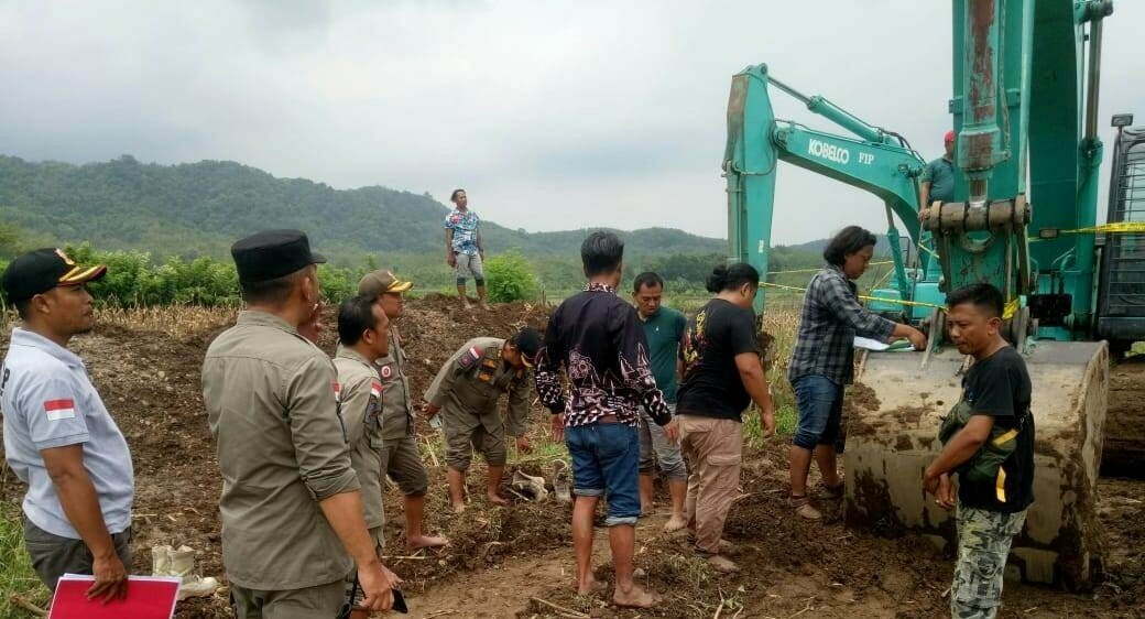 SATPOL PP Tegas! Pengerukan di Sungai Cijangkelok Dihentikan 