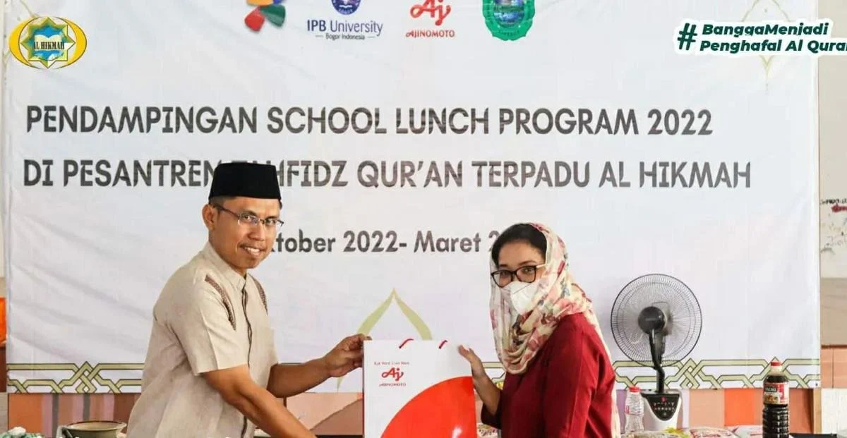 LAKUKAN PROGRAM: Maman Herman SpdI selaku Sekretaris Yayasan Al-Hikmah Cirebon bersama Katarina Diah Larasati, Product & Nutrition Section Manager Ajinomoto. --FOTO: Abdullah/radar cirebon