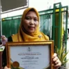 TELADAN: Ani Wulandari AMd menjadi sosok teladan sebagai Muzakki Perorangan Terbaik pada Penganugerahan Baznas Award 2023, Kamis (26/1/2023). --FOTO: abdullah/radar cirebon